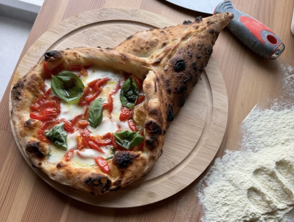 Pizza napolitana con ingredientes DOP