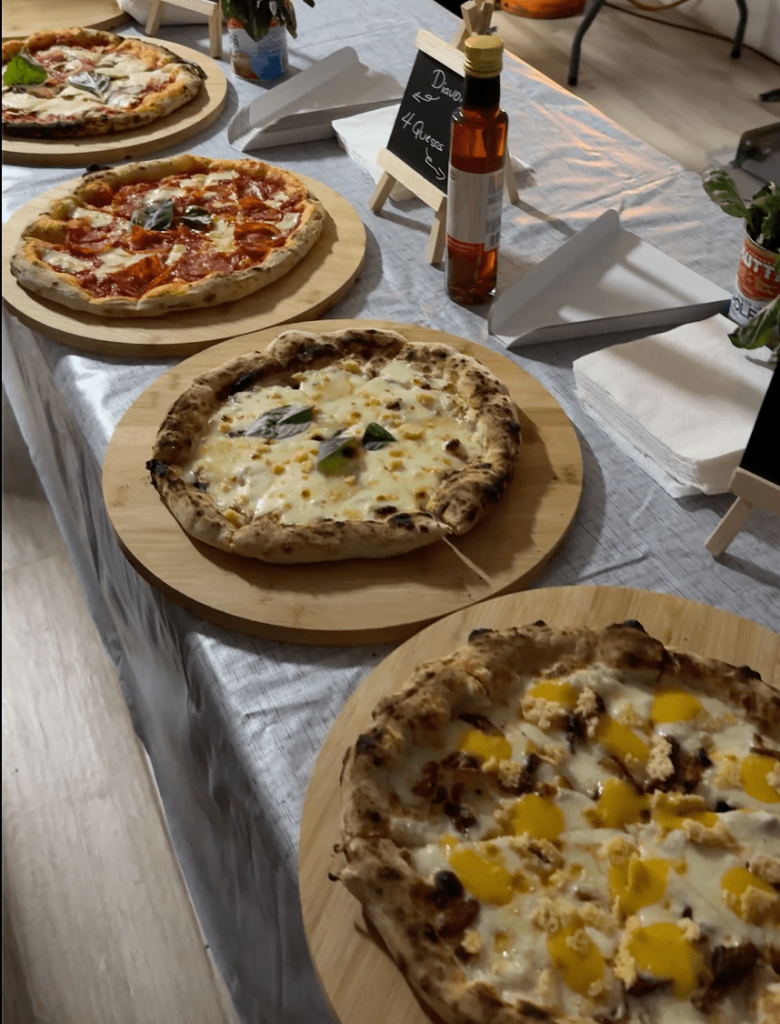 Pizzas napolitanas listas para comer en catering de Santopizzaiolo