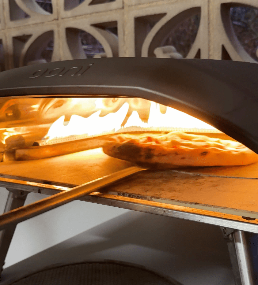 Pizza napolitana cocinándose en horno