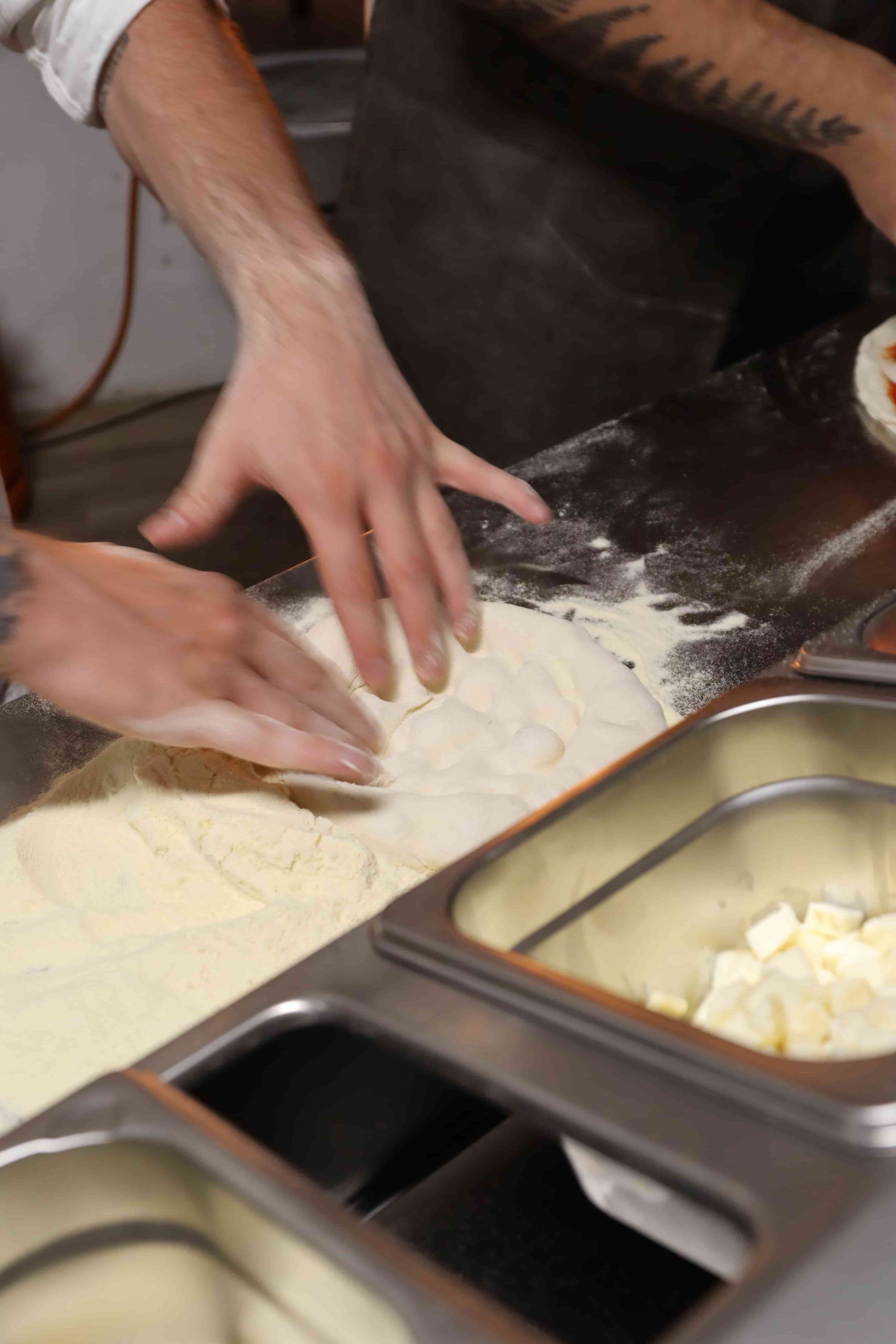 Walter Romano estirando masa pizza napolitana en catering