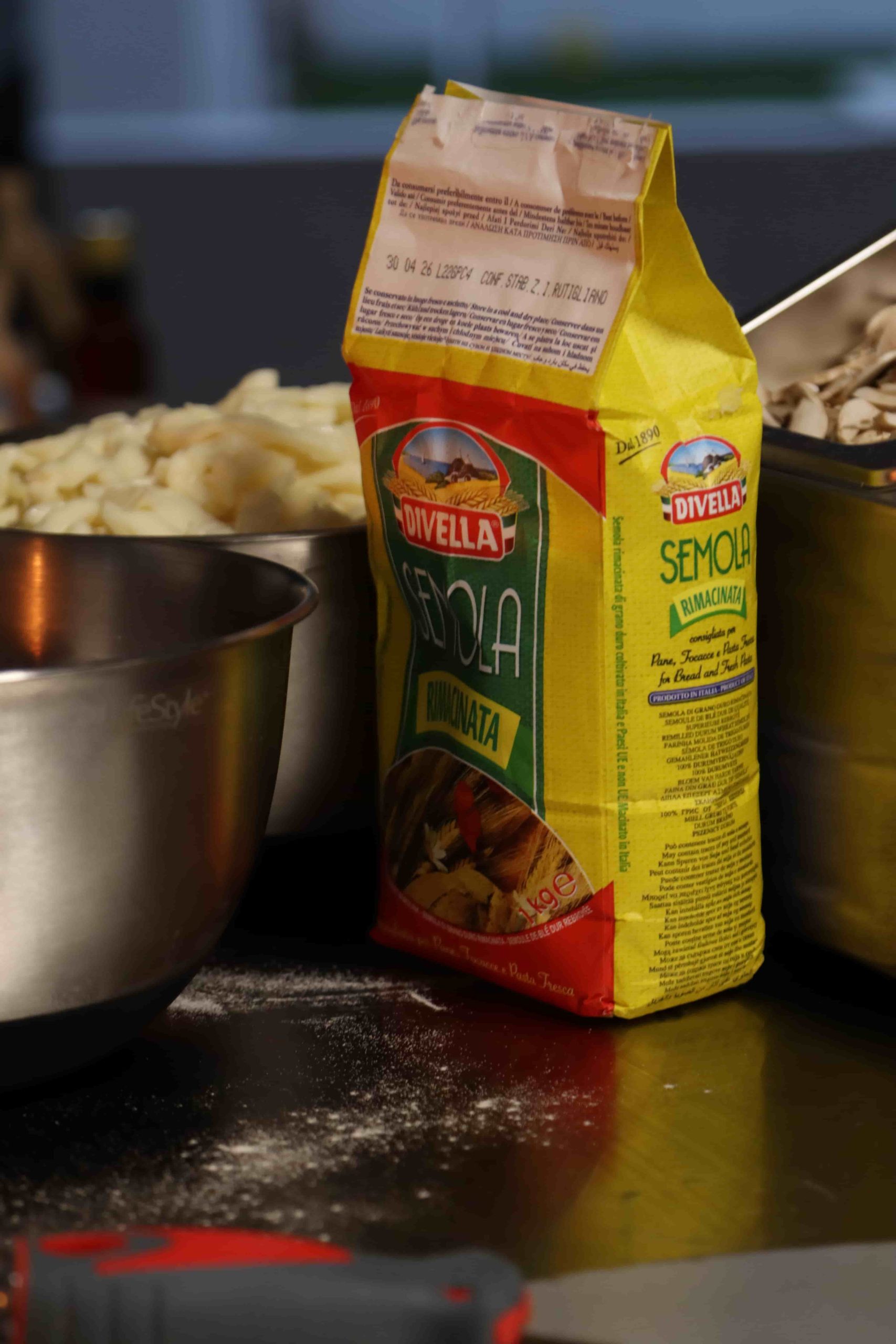 Semola Italiana junto con alimentos italianos en catering de pizza napolitana
