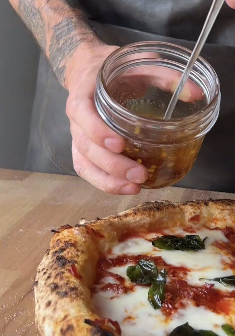 Pizza Diavola con miel picante sobre masa napolitana crujiente