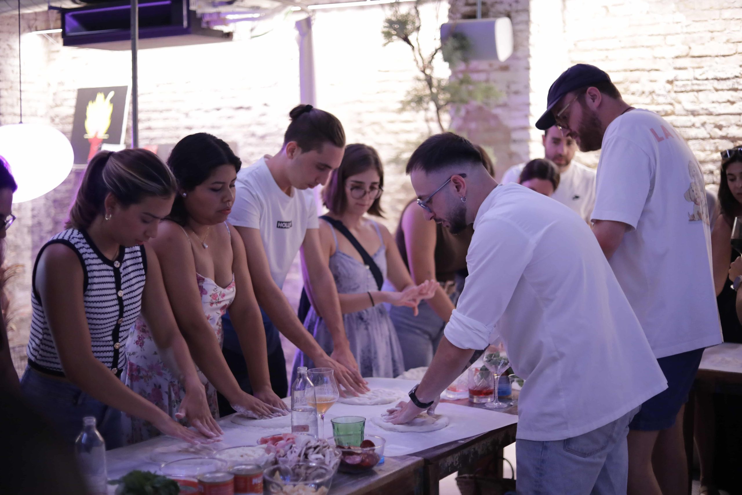 Walter explicando a alumnos en taller de pizza napolitana