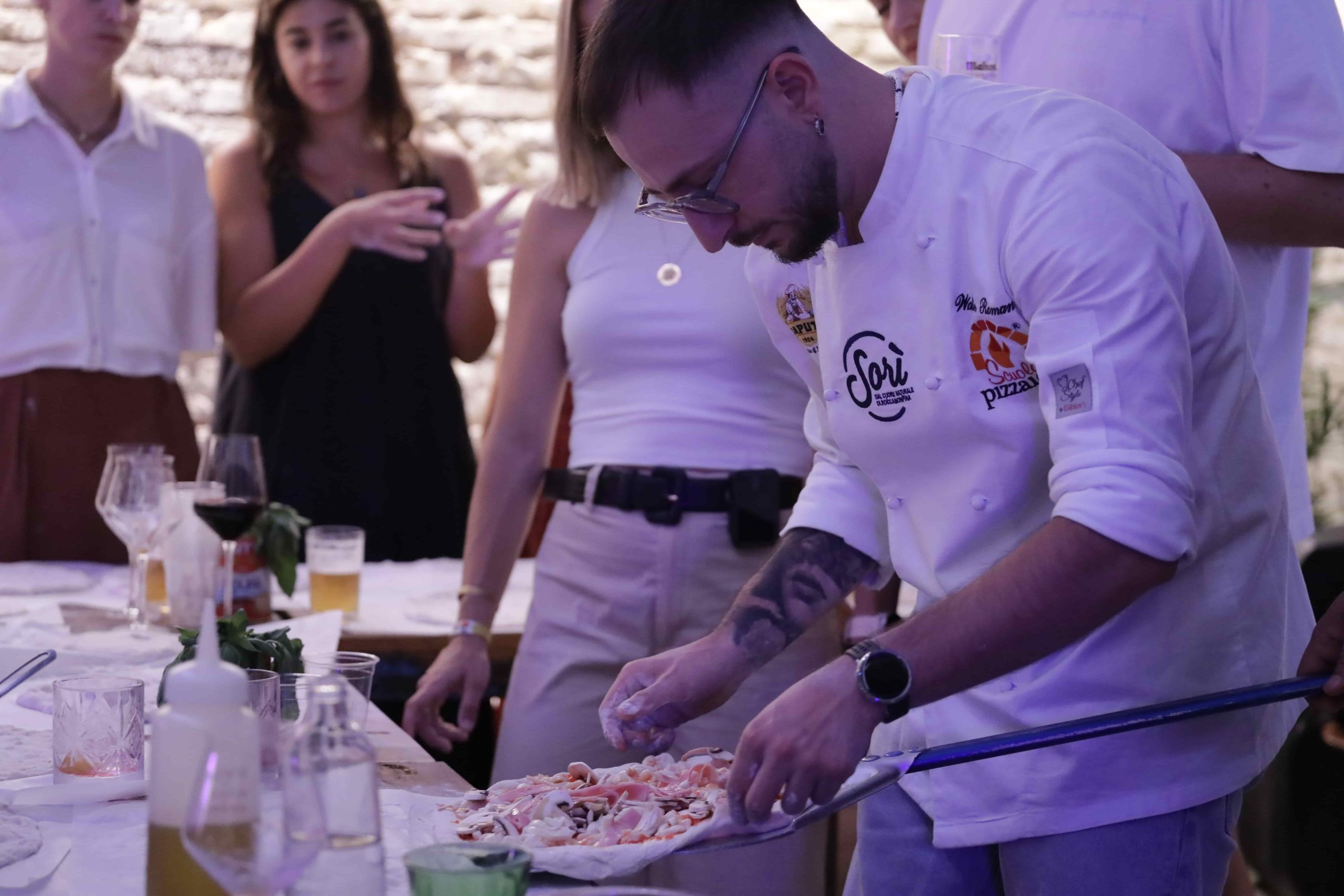 Walter montando una pizza napolitana a la pala