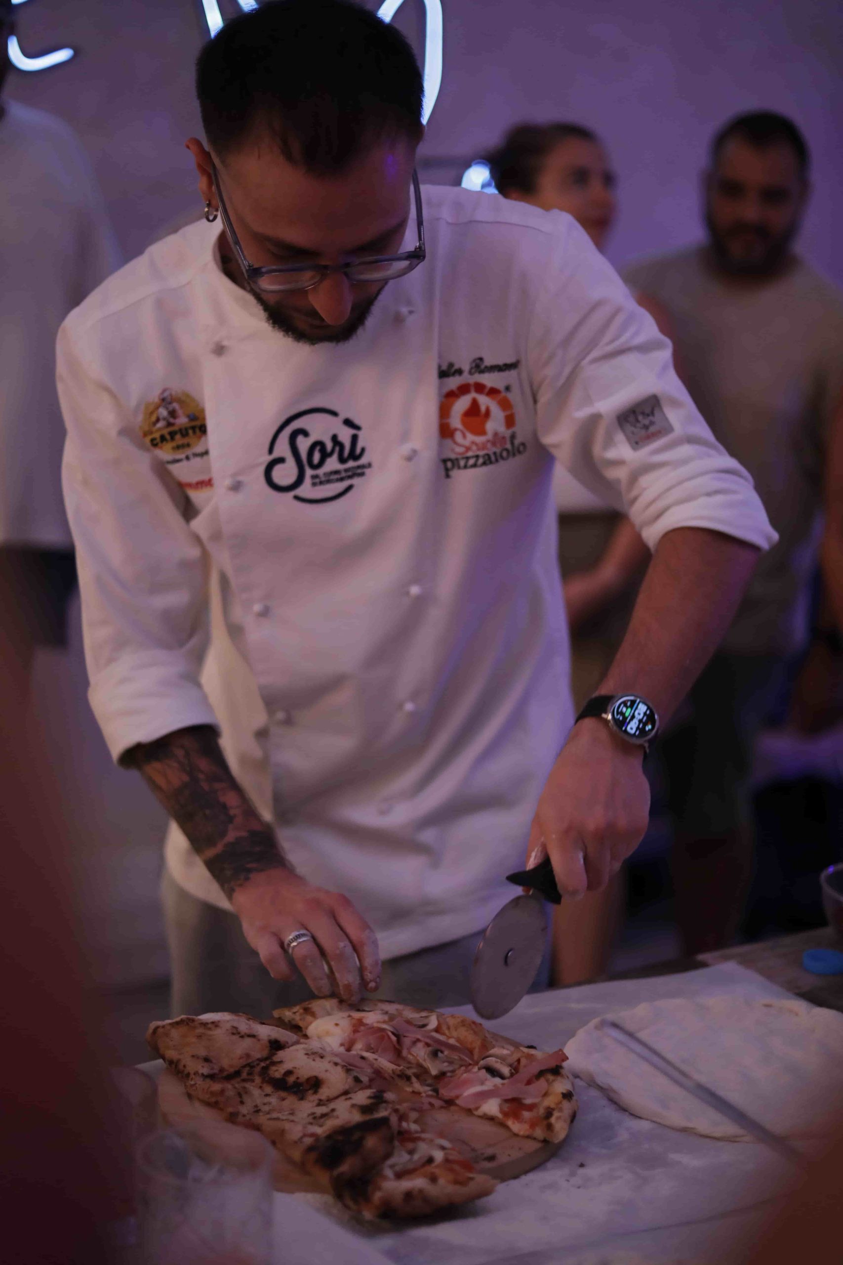 Walter cortando pizza en taller