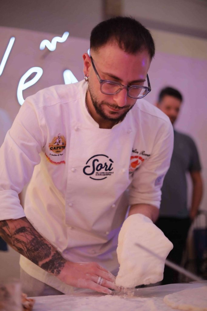 Walter estirando pizza napolitana