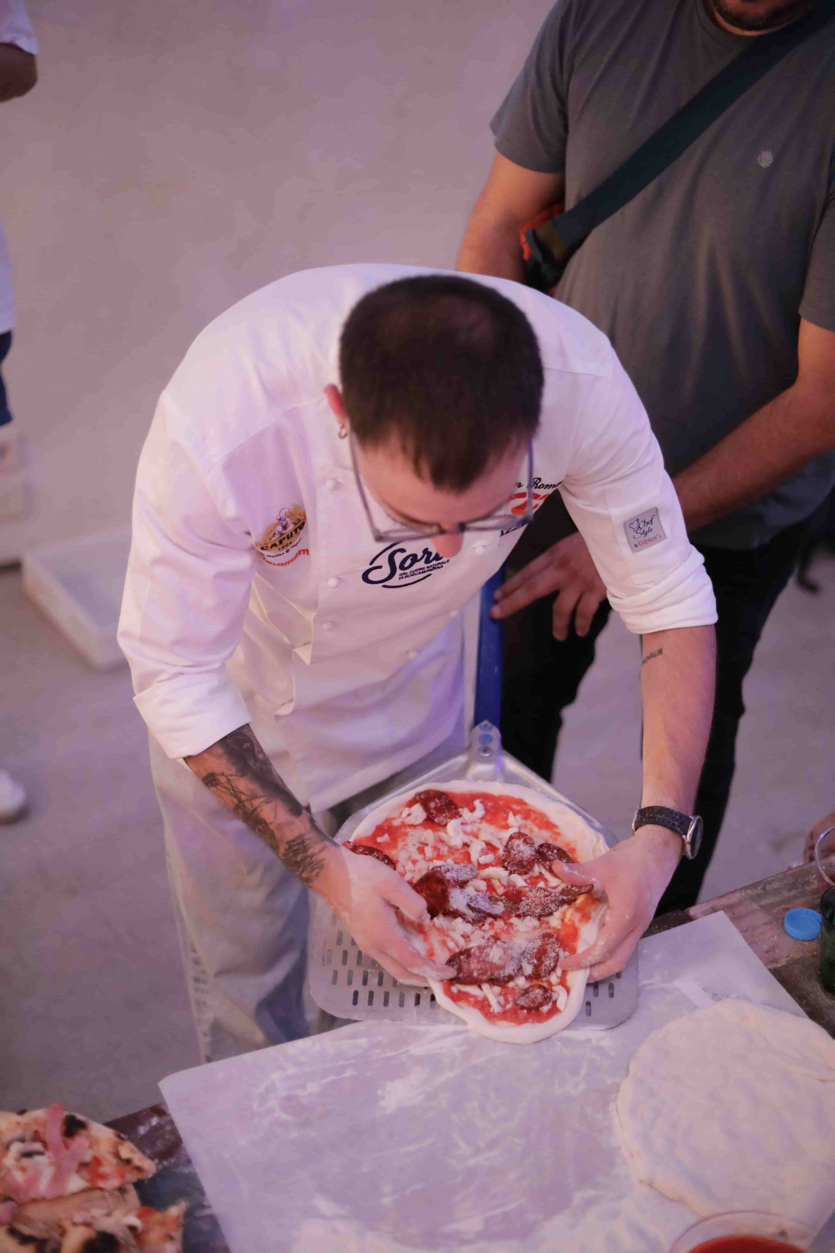 Walter estirando pizza napolitana