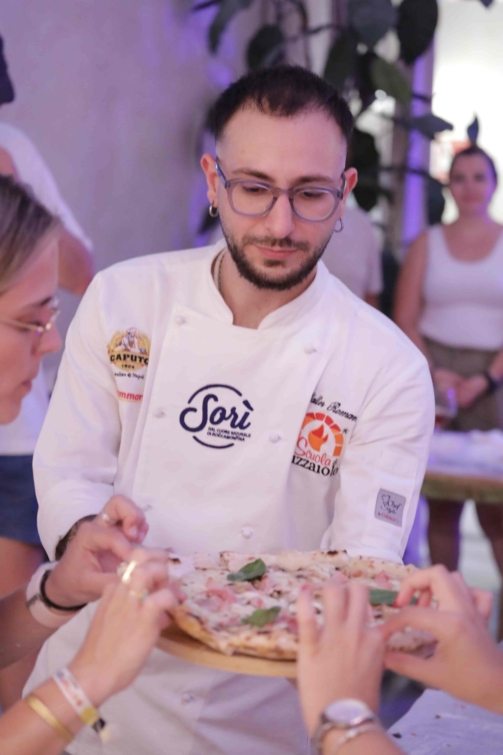 Walter sirviendo pizza napolitana