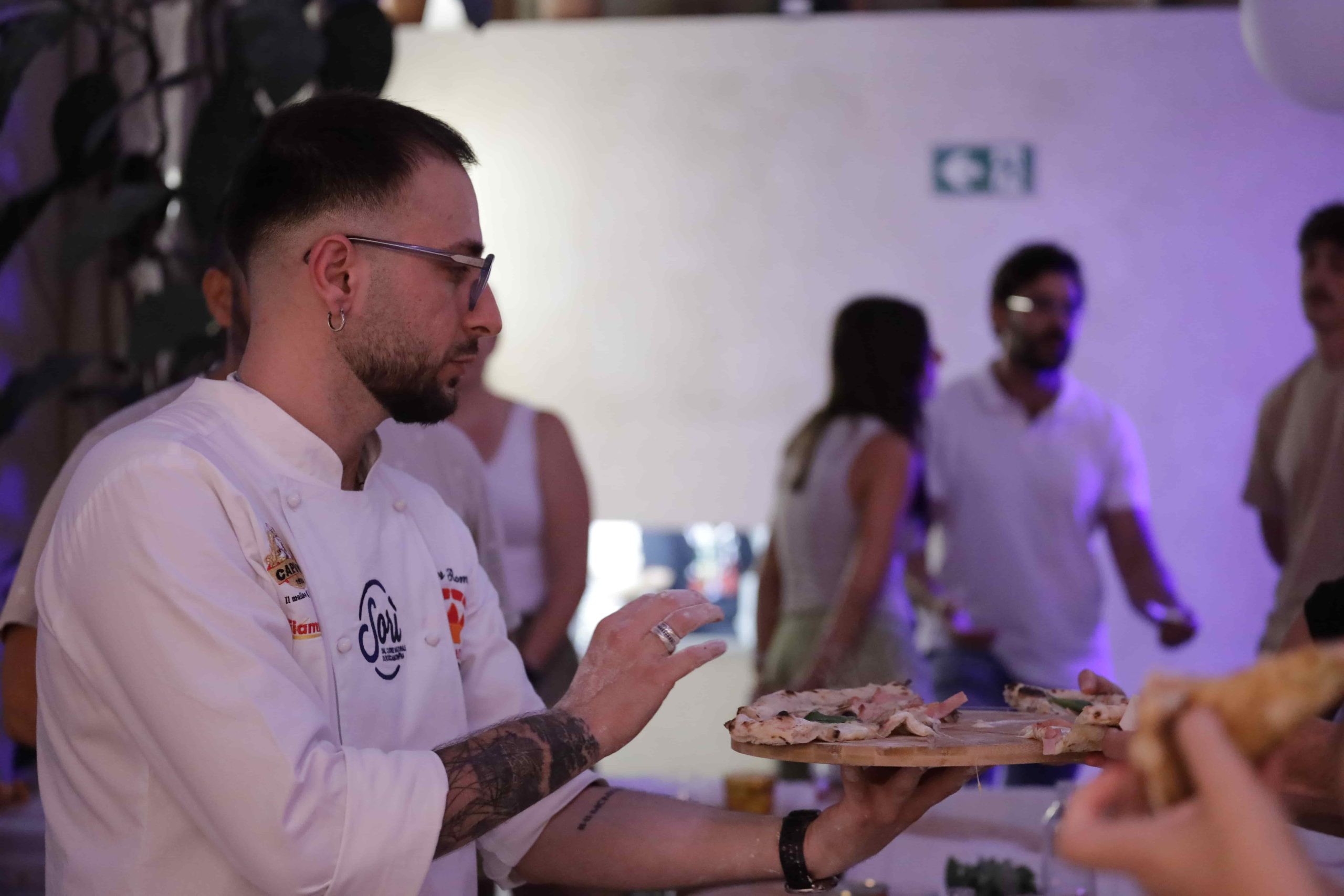 Walter repartiendo pizza napolitana en evento