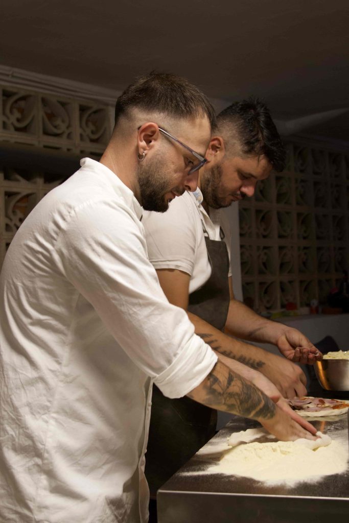 Walter Romano y compañero preparando pizzas napolitanas en catering