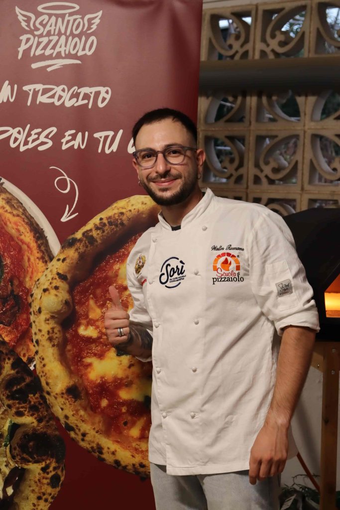 Walter romano sonriendo en catering de pizza napolitana