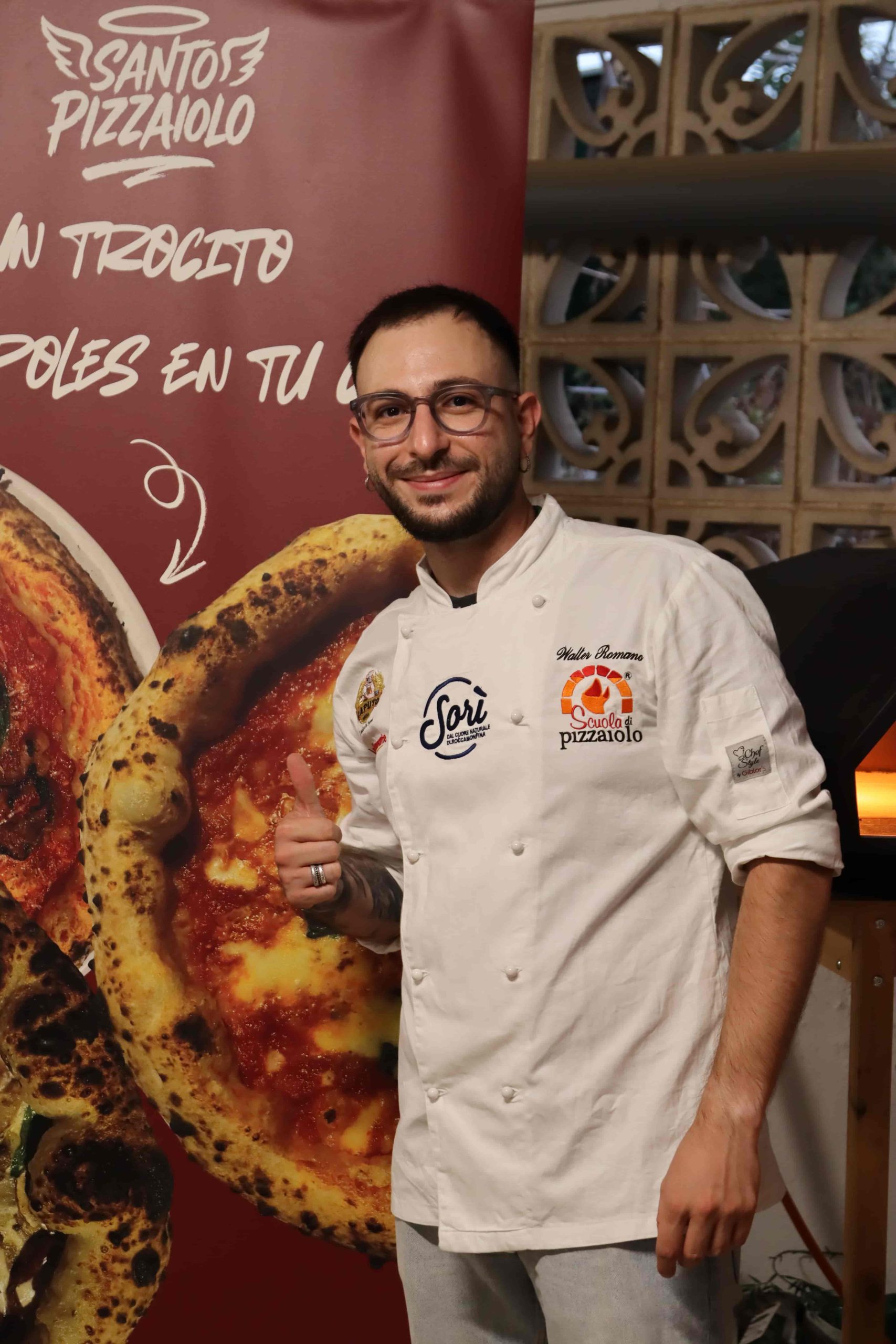 Walter romano sonriendo en catering de pizza napolitana