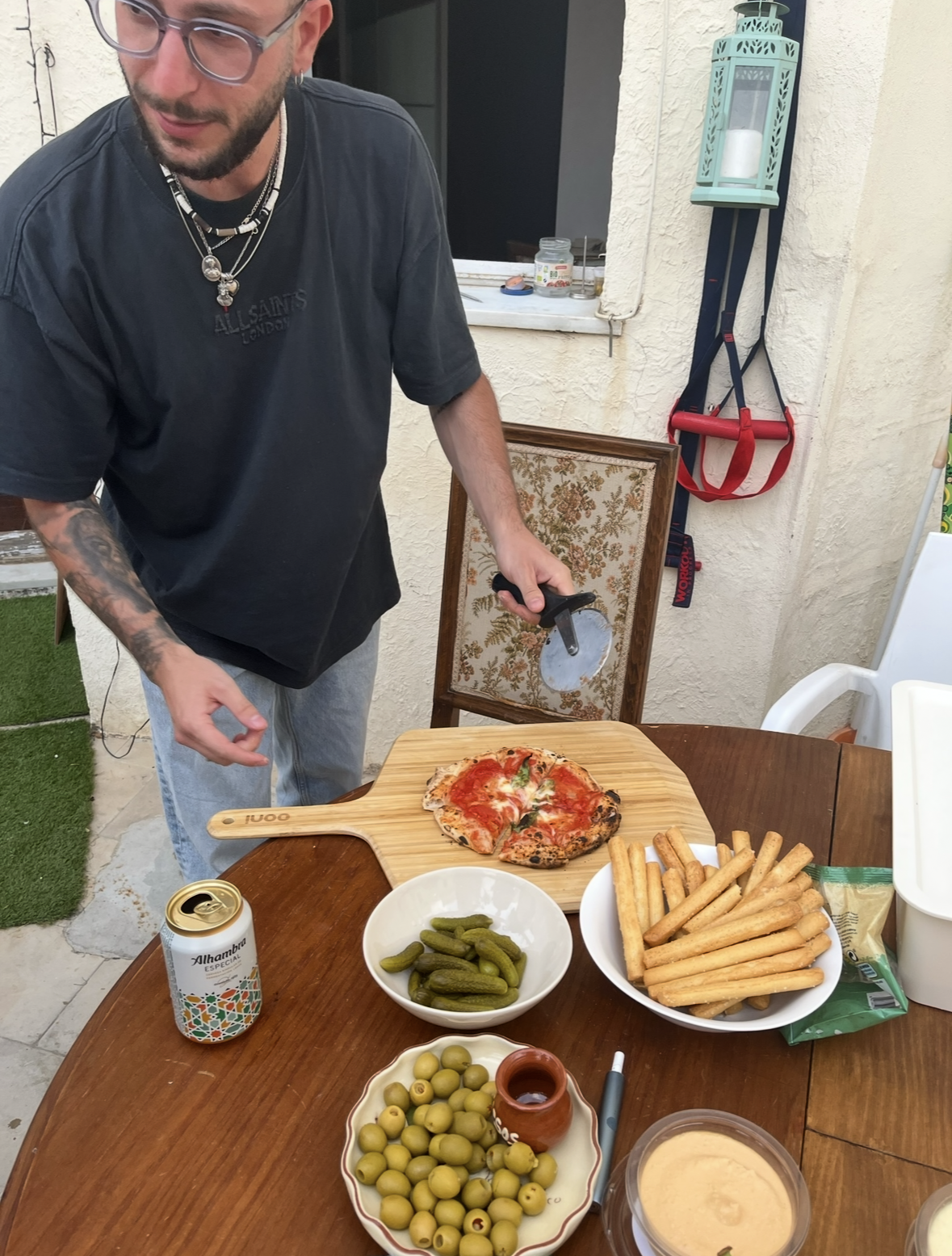 Walter preparando comida con pizza napolitana
