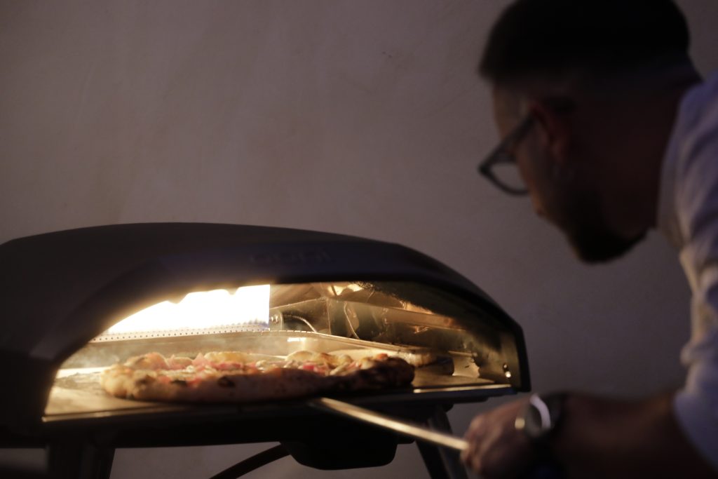 walter poniendo pizza en horno